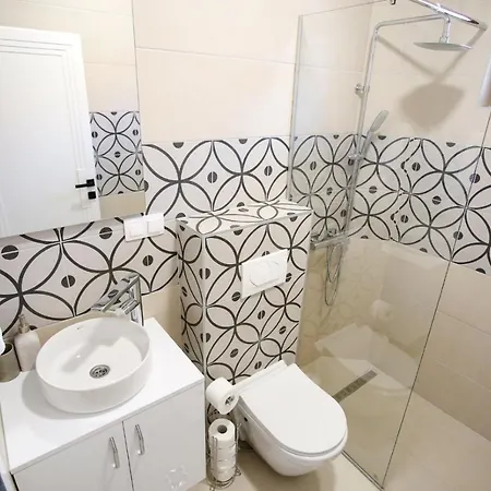 & Arch Apartment